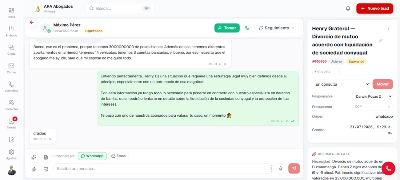 Panel del lead junto a la conversación